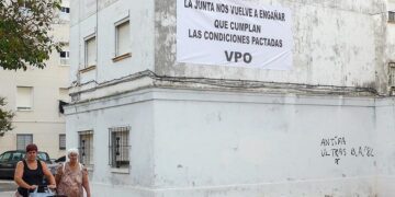 Nueva pancarta reivindicativa en la barriada / FOTO: Eulogio García