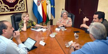La alcaldesa reunida con la asociación de Reyes Magos / FOTO: Ayto.