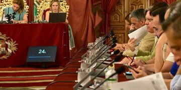 Torres en la bancada socialista en un pleno de la Diputación / FOTO: Eulogio García