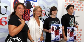 Presentando el cartel del concurso junto a los últimos ganadores / FOTO: Ayto.