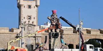 Montaje del monumento efímero junto a los patronos / FOTO: Eulogio García