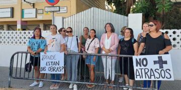 Protesta a las puertas del colegio / FOTO: Ayto.