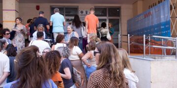 Colas en el Teatro Moderno para una de las proyecciones / FOTO: Generamma