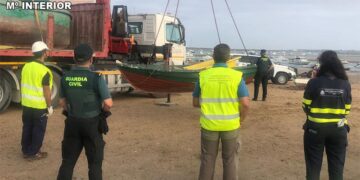 Durante la retirada de una de las embarcaciones / FOTO: Guardia Civil