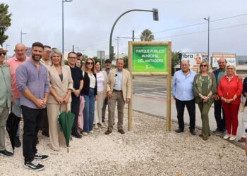 Posado junto al cartel indicativo del parque / FOTO: Ayto.