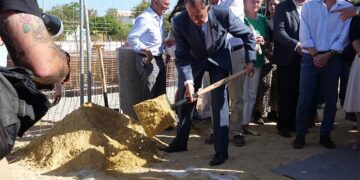 El alcalde participando en el simbólico acto / FOTO: Ayto.