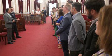 Recepción formal a Román en el salón de plenos / FOTO: Ayto.
