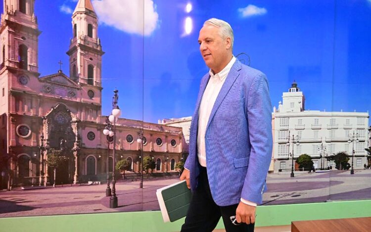 Ruiz Boix entrando en la sala del prensa de la sede socialista / FOTO: Eulogio García