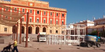 El futuro pabellón temporal ya toma el centro de la plaza / FOTO: DBC