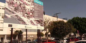 Valla ya gastada por el sol del que iba a ser proyecto estrella de la EDUSI / FOTO: DBC