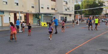 Jugando al Street Voley en plena avenida del Río / FOTO: Ayto.