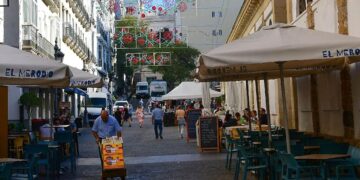 Iluminación ya colocada en los alrededores del mercado / FOTO: Eulogio García