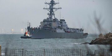 Maniobras de atraque del USS Oscar Austin / FOTO: @USNavyEurope