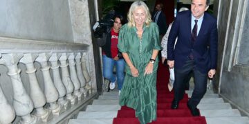 Consejera y alcalde suben las escaleras del Ayuntamiento / FOTO: Eulogio García