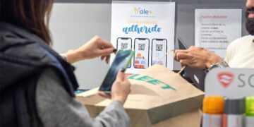 Comprando en una tienda adherida a la campaña años atrás / FOTO: Diputación