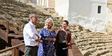 Colombo y Barcelona charlan con el director del Teatro Romano / FOTO: Eulogio García