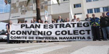 Concentrados a las puertas de la Delegación de Hacienda de la capital gaditana / FOTO: Eulogio García