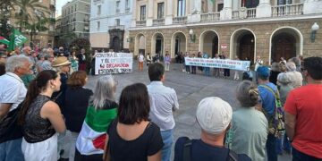 Un momento de la concentración a las puertas del Ayuntamiento / FOTO: Apdha
