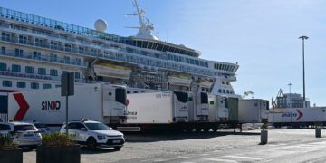 Contenedores frigoríficos a la espera en el Muelle Ciudad / FOTO: Eulogio García