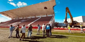 Las máquinas ya hacen desaparecer la histórica cubierta / FOTO: Ayto.