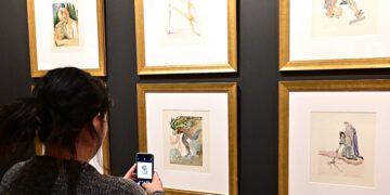 Observando las obras sin soltar el móvil / FOTO: Eulogio García