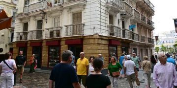Un negocio histórico como la confitería El Pópulo también amenazada por el turismo / FOTO: Eulogio García