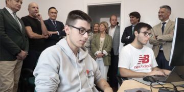 La comitiva inaugural observa a usuarios del nuevo centro / FOTO: Ayto.