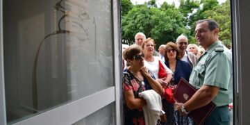Esperando en la puerta la apertura del flamante local / FOTO: Eulogio García