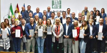Posado de los representantes municipales con las resoluciones de las ayudas / FOTO: Junta