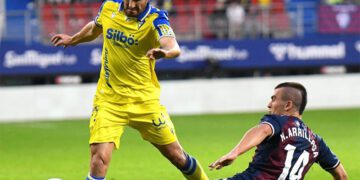 Zaldua esquivando a un rival / FOTO: Cádiz CF
