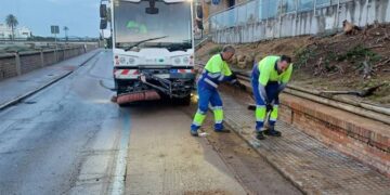 Operarios de limpieza retirando los restos de una bolsa de agua / FOTO: Ayto.