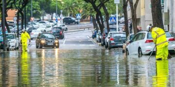 Operarios actuando en una bolsa de agua en La Ardila / FOTO: Ayto.