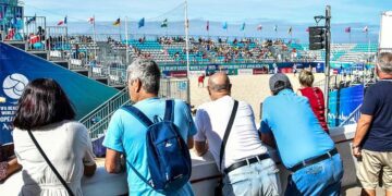 Curioseando uno de los partidos matinales desde el paseo marítimo / FOTO: Eulogio García