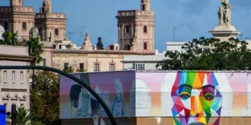 Okuda San Miguel ‘pinta’ la imagen del festival, también en el muelle / FOTO: Eulogio García