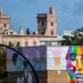 Okuda San Miguel ‘pinta’ la imagen del festival, también en el muelle / FOTO: Eulogio García