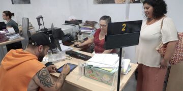 Firmando documentos en una tablet / FOTO: Ayto.