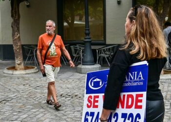 Personal de una inmobiliaria con sus carteles por Cádiz / FOTO: Eulogio García