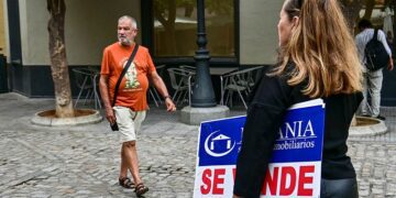 Personal de una inmobiliaria con sus carteles por Cádiz / FOTO: Eulogio García