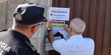 Procediendo a uno de los precintos / FOTO: Ayto.