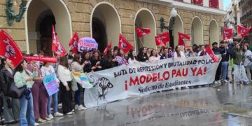 Protestando en la plaza de San Juan de Dios / FOTO: Sindicato de Estudiantes
