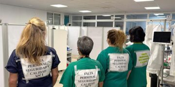 Con carteles de denuncia en la misma UCI / FOTO: CSIF