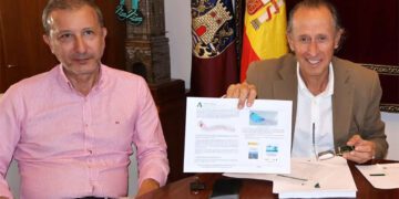 El alcalde muestra el proyecto recibido desde la Junta / FOTO: Ayto.