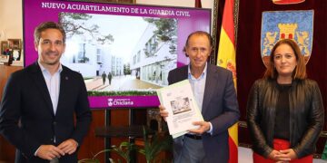 Román, con el proyecto del acuartelamiento / FOTO: Ayto.