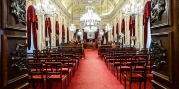 El salón de plenos del Ayuntamiento gaditano vacío / FOTO: Eulogio García