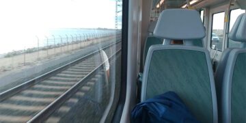 Viajando en tranvía por las vías del tren / FOTO: DBC
