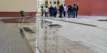 Un charco en la zona reurbanizada / FOTO: Eulogio García