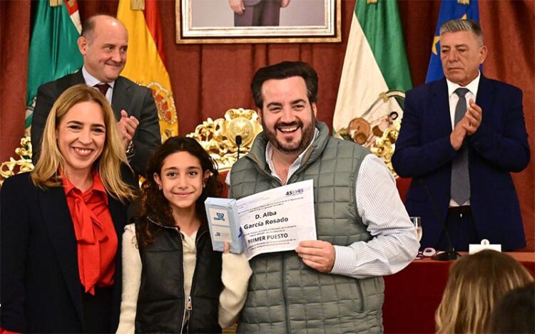 La joven Alba recoge el primer premio / FOTO: Eulogio García