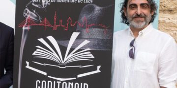 Alberto Puyana, comisario del festival, con el cartel / FOTO: Ayto.