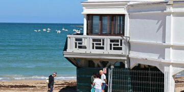 Los bajos del edificio permanecen vallados desde el verano / FOTO: Eulogio García