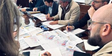 El alcalde presidiendo la reunión entre administraciones / FOTO: Ayto.
